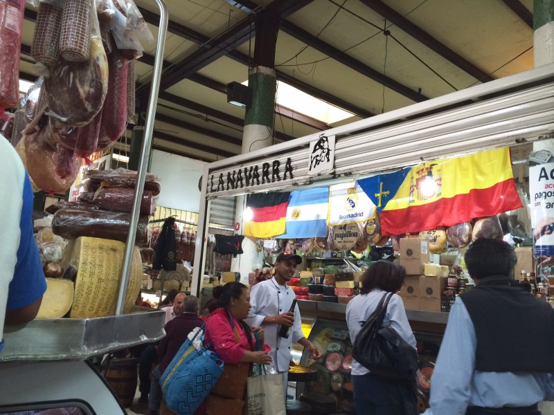 Locales en el mercado de San Juan. Imagen del autor. 