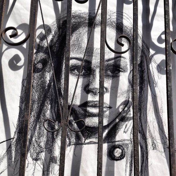 « Woman behind bars » (« Femme derrière les barreaux »), extrait d'une série d'affiches contre le harcèlement de rue et pro-respect. Photo de l'utilisatrice Flickr Wendy, CC BY-NC 2.0.