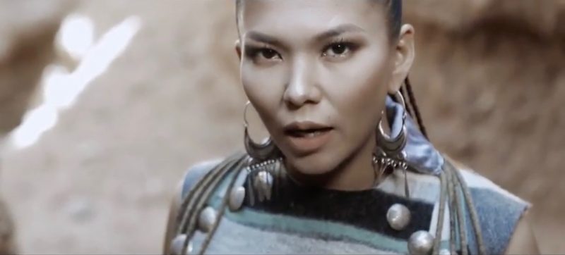 Pop star Gulzada powers through a song based on the Kyrgyz epic poem about the life of mythical hero Manas. 