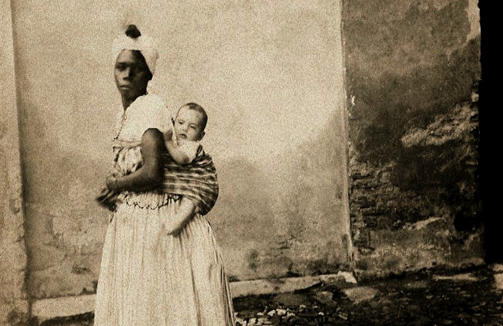 Slave carrying a white child on her back, in 1870, Bahia. (Photo: Instituto Moreira Salles/Geledés)