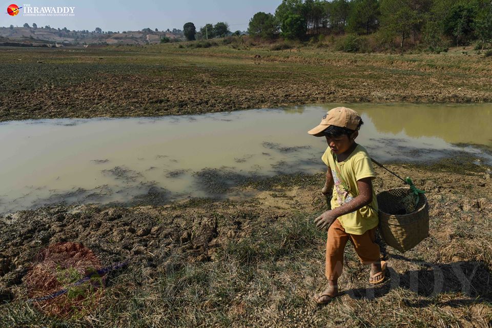 A child walks on the dried-up river bed of Thaminekham Dam near Aung Ban on April 28, 2016. Photo by Jpaing / The Irrawaddy
