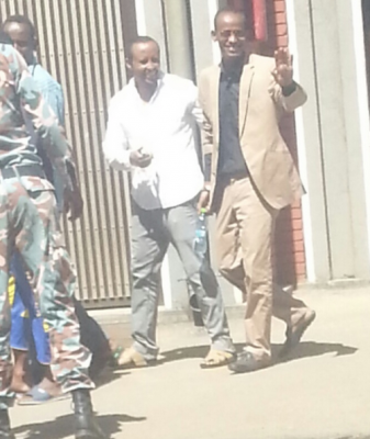 Zelalem et Bahiru quittant le tribunal de Lideta il y a deux semaines. Photo courtoise d'un ami de Zelalem, utilisée avec permission.