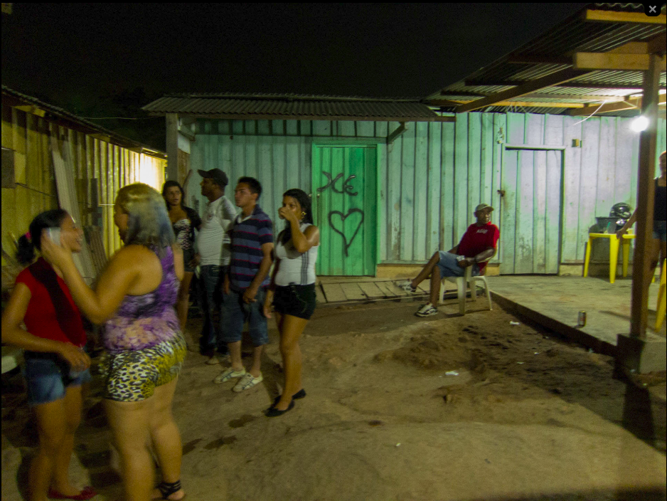 Quartos onde mulheres se prostituem no fundo de um brega, nome local para bordel Foto: Marcelo Min