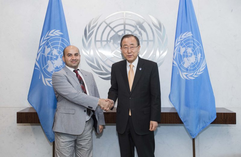 M. Ban Ki-moon, Secrétaire général de l'ONU, avant son interview avec le lauréat de la bourse Dag Hammarskjöld, journaliste et auteur de Global Voices, Abdulfattoh Shafiev. Photo des Nations Unies, publiée avec la permission.