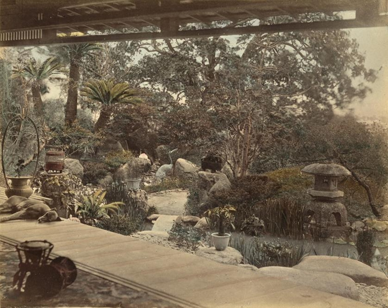 Vue du jardin depuis la terrasse d'un salon de thé japonais. Domaine Public.