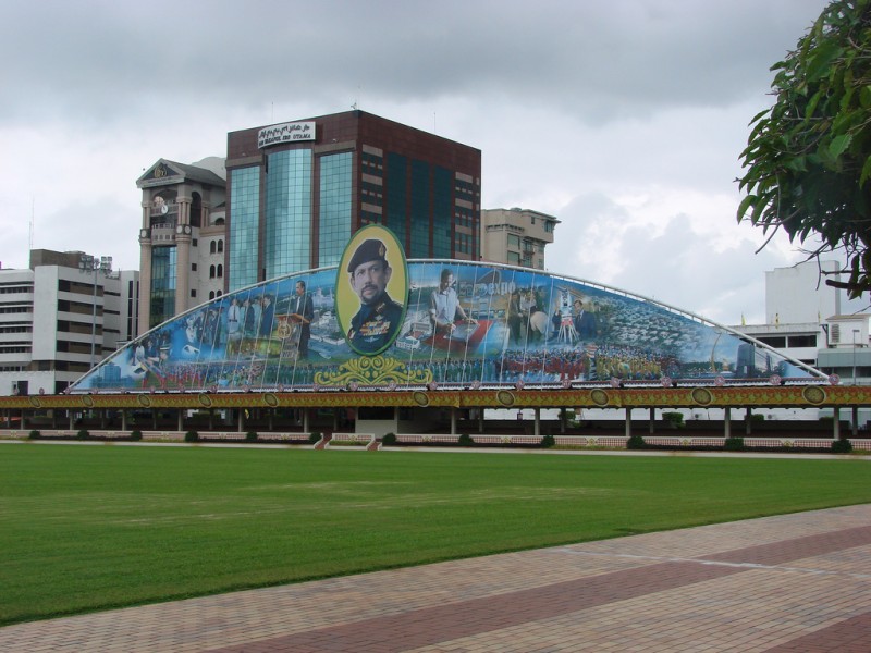 Une peinture murale de propagande montrant les nombreux talents et compétences du sultan de Brunei. L'image et la légende proviennent de la page Flickr de watchsmart (CC License)