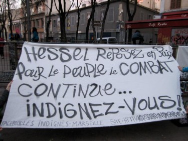 Hommage des Indignés à Marseille- Photo anonyme partagée sur facebook Par millions rendons hommage à Stéphane Hessel