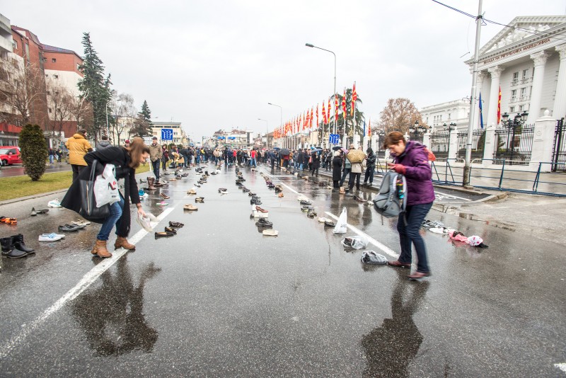 Citizens leaving the shoes of their loved ones in front of the Government in Skopje. Photo by Vancho Dzhambaski (CC BC-NC-SA )