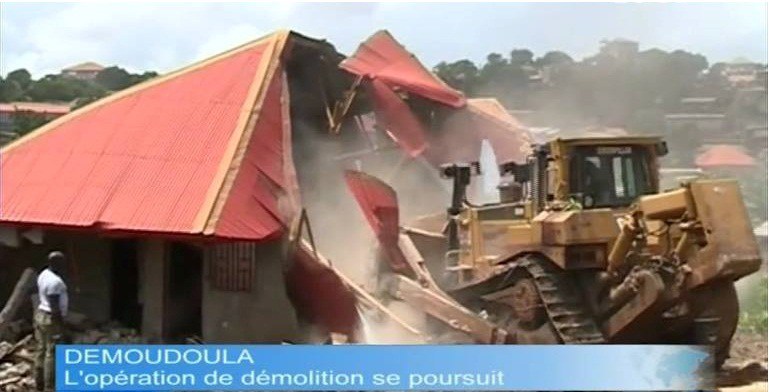 Un bulldozer en action à Demoudoula. Crédit photo: http://guinee28.info, utilisée avec permission