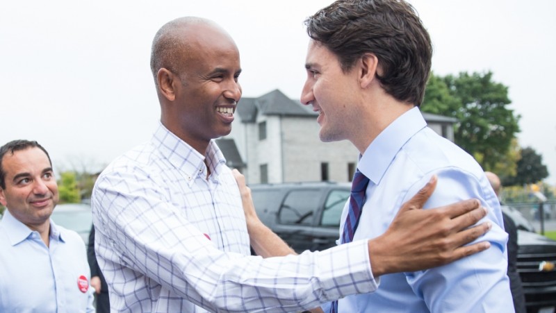 M. Justin Trudeau en pleine campagne, visitant alors le candidat Ahmed Hussen dans son district de Toronto. Ahmed Hussen a remporté la course, devenant le premier élu au Parlement canadien  d'origine somalienne au Canada. Crédit: Adam Scotti. Utilisé avec la permission de PRI.