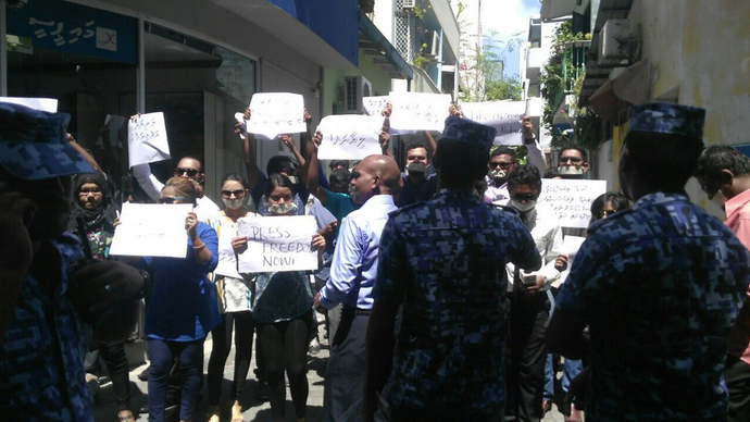 Des journalistes dans les Maldives manifestent pour la liberté de la presse, le 3 avril 2016. Photo partagée sur Twitter by Zaheena Rasheed (@ZaheenaR).
