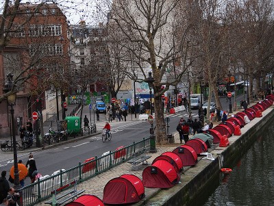 Tentes des Enfants de Don Quichotte au bord du canal Saint-Martin, Paris CC-BY-2.0