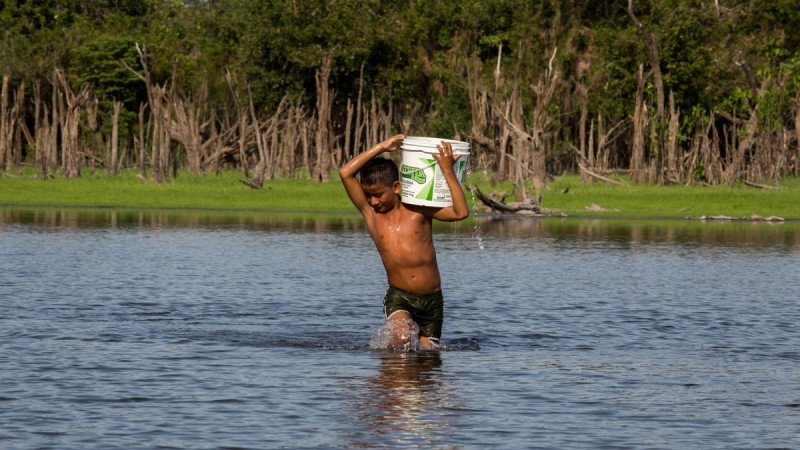 Comunidade de Marip· (Resex), sofrem com a falta de ·gua. O lago È o ˙nico recurso para surprir necessidades. Com a seca dos igarapÈs e a baixa do Rio TapajÛs prejudicam tambÈm o acesso. FLAVIO FORNER/XIB…/INFOAMAZONIA