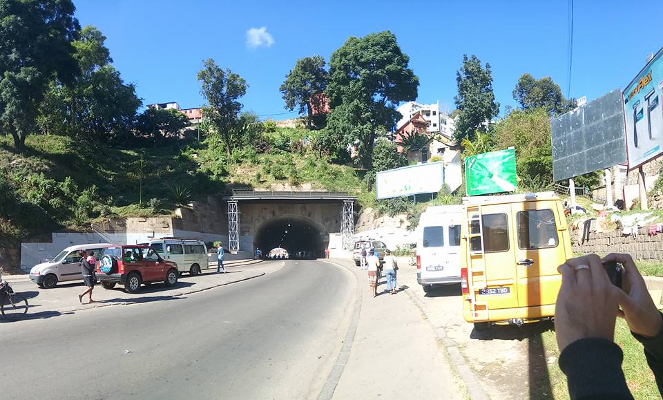 Vue du tunnel d'Ambanidia à Antananarivo partagée sur Facebook par Caleb Landry. Utilisée avec sa permission.