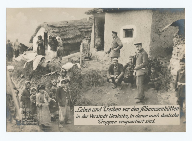Troupes allemandes logées dans la banlieue de Skopje, dans les maisons des Albanais locaux. Photo issue des collections numériques de la Bibliothèque publique de New York.