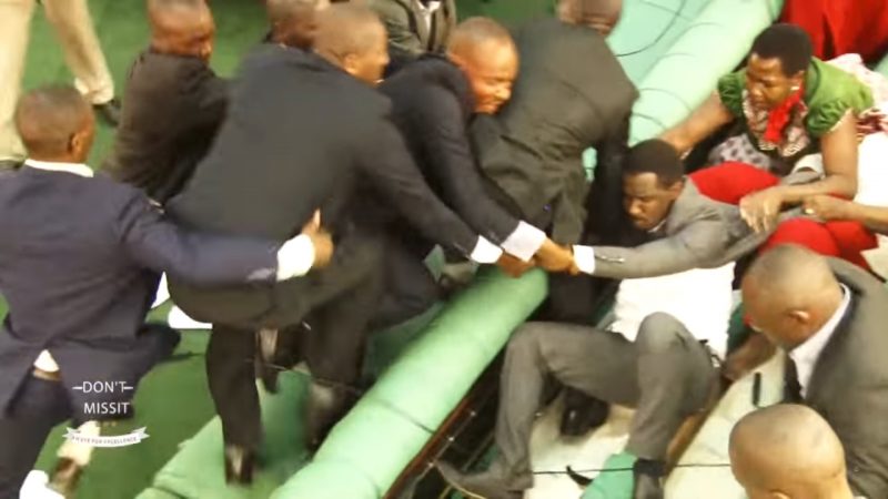 Des députés ougandais se battent. Capture d'écran du programme partagé par la chaîne YouTube officielle de Wolokoso Mu Ouganda.