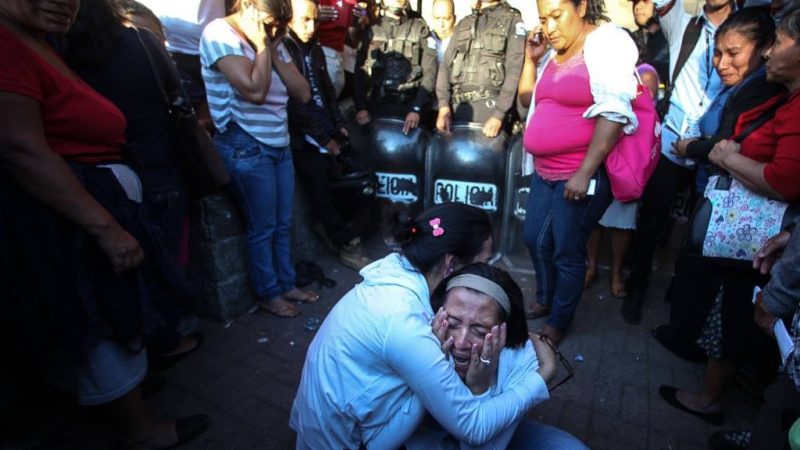 "La même semaine où l'Amérique latine a défilé dans les rues et ont utilisé la Toile pour défendre les droits des femmes, le public régional a été choqué par la mort de 41 jeunes femmes à l'intérieur d'un refuge aux environs de la ville Guatemala." Photo: Carlos Sebastián pour les médias en ligne Nómada. Utilisé sous Creative Commons - non spécifié - licence.
