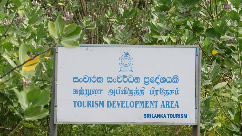 Panneau indiquant la zone de développement touristique à Kuchchaveli. Photo de Groundviews. 