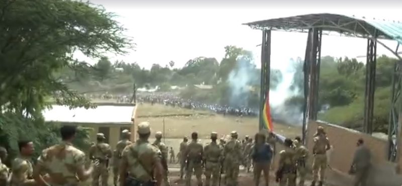 Une capture d'écran d'une vidéo publiée sur Facebook par Jawar Mohammed sur la bousculade pendant Irreecha, dans lequel les forces de sécurité regardent des gens qui fuient. On peut entendre les tirs alors qu'une fumée monte de la scène.