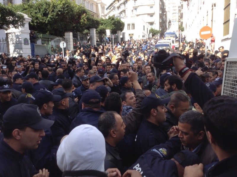Le mouvement Barakat manifestent  pendant les élections via Algerie focus - CC-license-NC-2.0