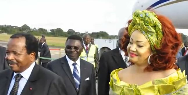 Capture d'écran du couple Biya revenant à Yaoundé