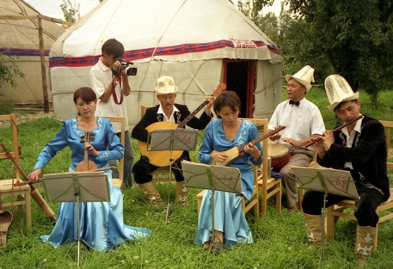 Кыргызские музыканты играют на традиционных инструментах в восточном городе Каракол. Фото с сайта  Wikipedia.