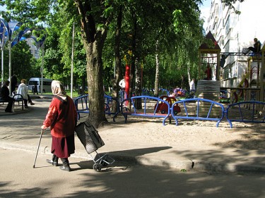 An old woman in the city of Brovary, a suburb of Kyiv. Photo by Veronica Khokhlova, May 29, 2008.