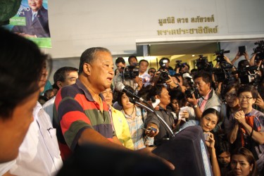 Bangkok Governor Sukhumbhand Paribatra holding a press conference. Photo by Piti A Sahakorn, Copyright @Demotix (3/3/2013)