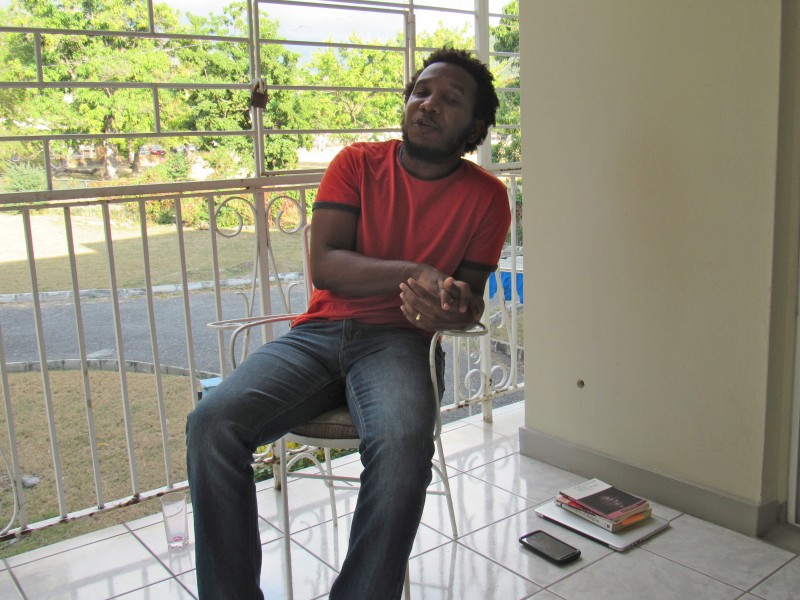 Vladimir Lucien à sa résidence au campus d'UWI Mona. Photo Emma Lewis, utilisée avec son autorisation. 