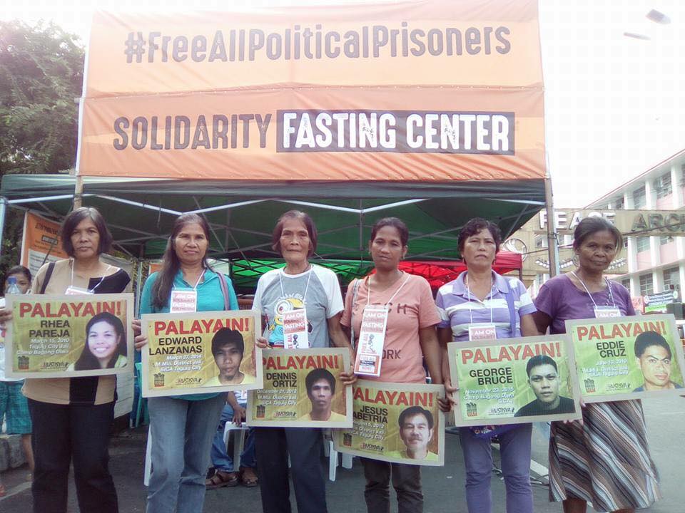Some relatives of political prisoners are joining the solidarity fast. The word ‘palayain’ which can be seen in the placards, means freedom in Tagalog. Source: Facebook