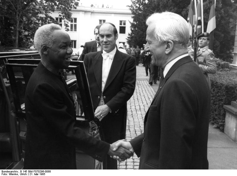 Mwalimu Nyerere avec l'ancien président ouest-allemand Richard von Weizsäcker en 1985. photo publiée sous Creative Commons par les Archives fédérales allemandes.