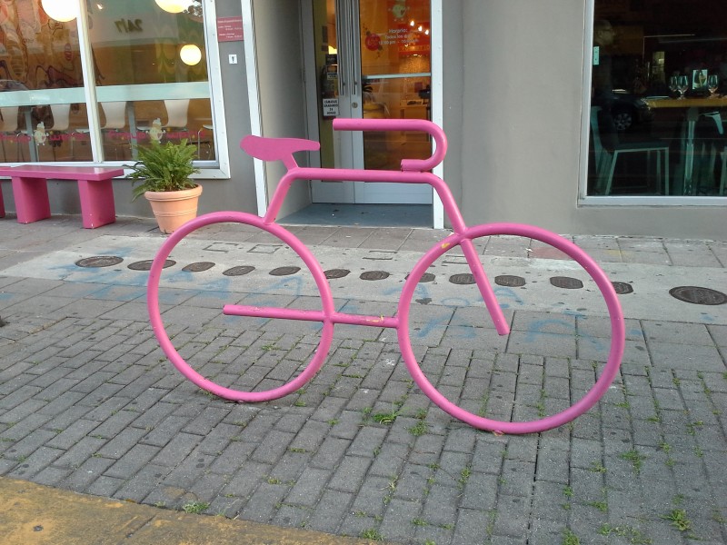 Soportes (o "racks") para bicicletas, como el que se muestra en la foto, se han instalado en distintos lugares de Santurce, reflejando el aumento en el uso de la bicicleta. Foto tomada por el autor.