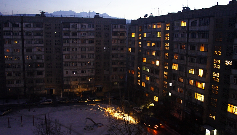 One block of appartments finds itself the wrong side of a Bishkek blackout. Photo by Kloop.kg.