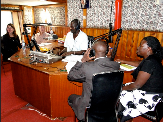 Les entreprises de médias électroniques en Ouganda comme celle-ci, Voice of Tooro FM, pourraient perdre leur licence de pour avoir diffusé la campagne de défi de l'opposition. Photo Creative Commons (CC BY 2.0) par la Mission américaine en Ouganda.