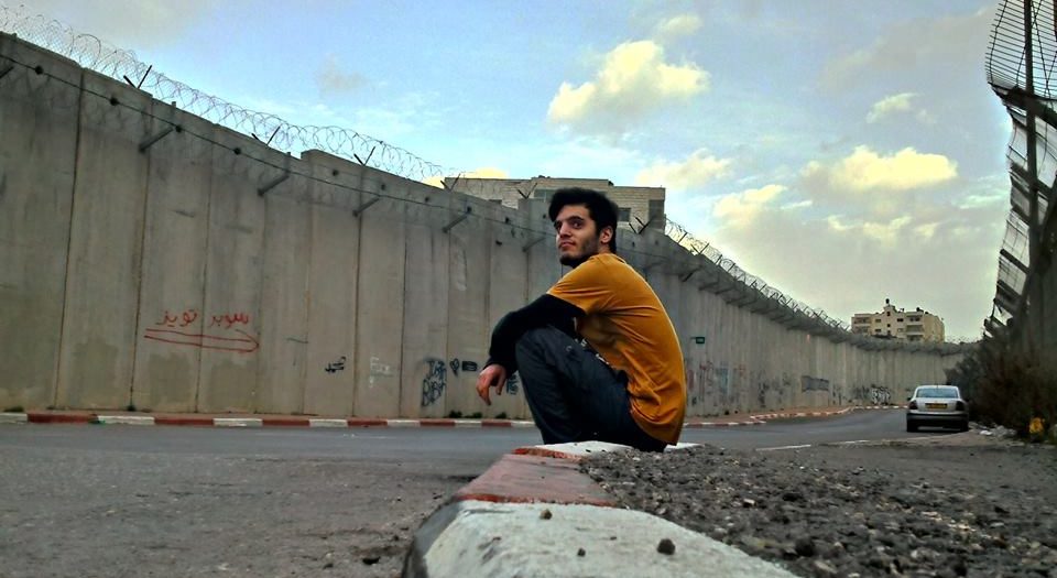 Renen Raz devant le "Mur de l'Apartheid." Téléchargé depuis sur Facebook par Ronnie Barkan. 
