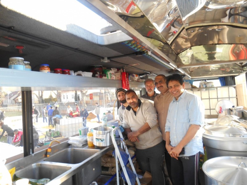 Ghafoor Hussain (second from right) with his team of volunteers. When he saw refugees being fed cold sandwiches, he decided to supply them with hot meals. Credit: Khalid Siddiqi. Used with PRI's permission