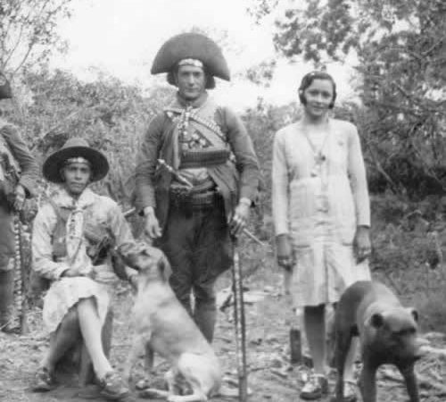 Lampião, ao centro, e sua esposa Maria Bonita, à direita, por volta de 1936. Foto: Benjamin Abraão Moto/domínio público