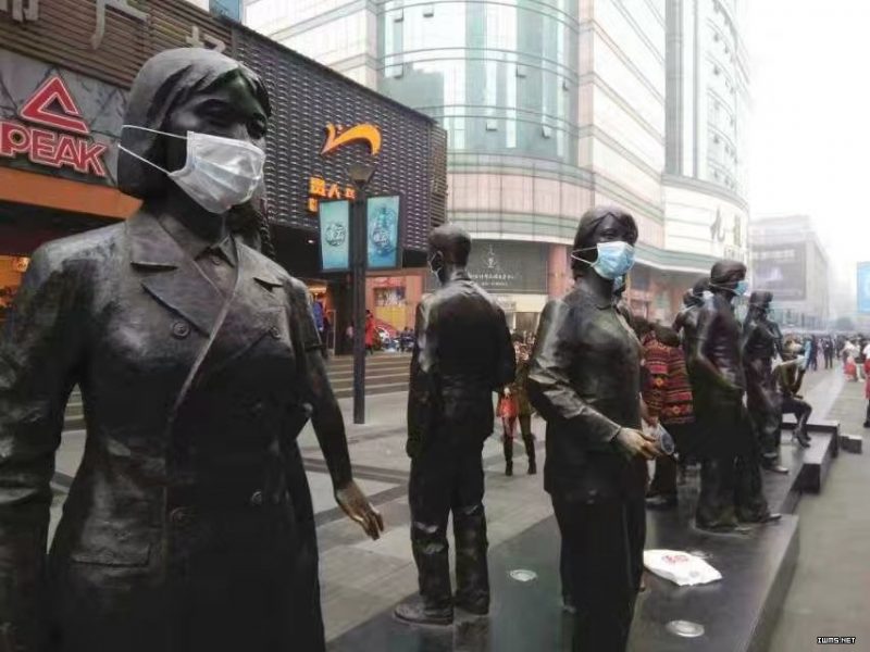 Protesters put masks on statues outside the World Financial Center in Chengdu to protest against toxic smog in the city. Image from Twitterer @caichu88 