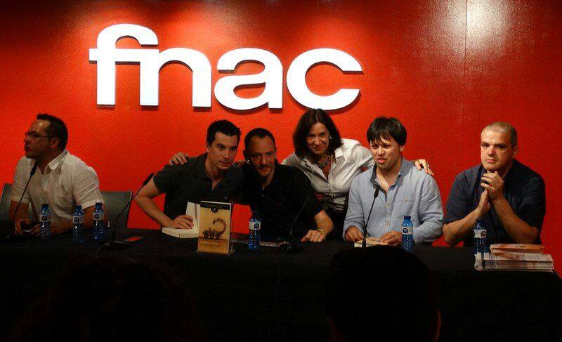 Segura en la presentación del libro en la tienda FNAC, Madrid. Foto de la página de «Un paso al frente» en Facebook.