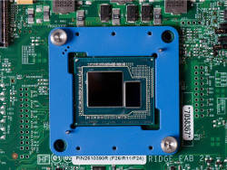 Processeur i7-4950HQ au format BGA; muni d'un chip graphique Iris Pro 5200. Performances équivalentes à une GT 640M soit un BF3 fluide en médium 1366*768.