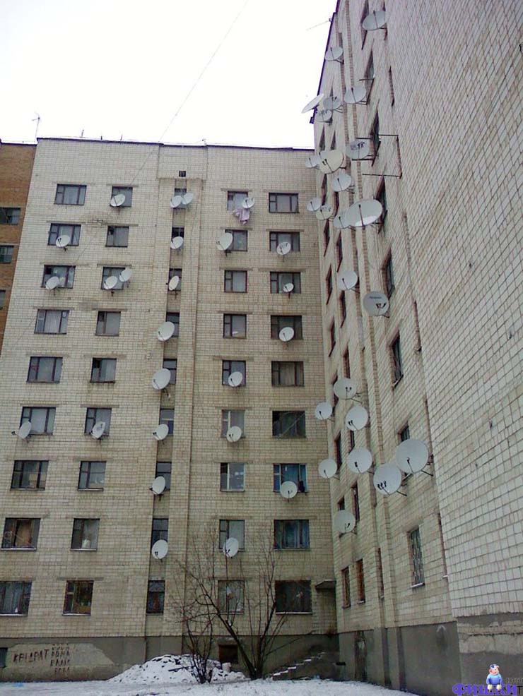 Photo d'une façade d'immeuble pleine d'antennes satellite