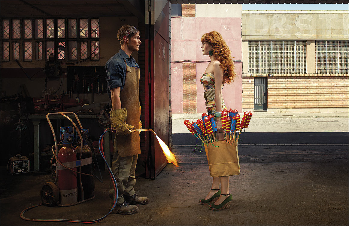Composition photographique montrant la rencontre d'un couple, l'un tenant chalumeau, l'autre des feux d'artifices