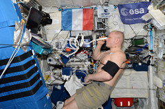 Oleg doing Fluid Shifts Experiment