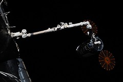 Canadarm connects