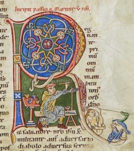 Manuscrit médiéval montrant un moine écrivant