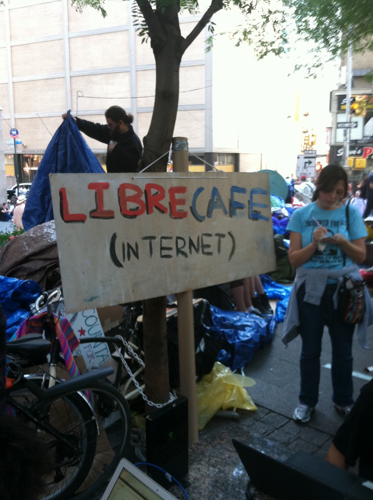 occupy wall street, pancarte "libre café" (internet) sur le terrain occupé
