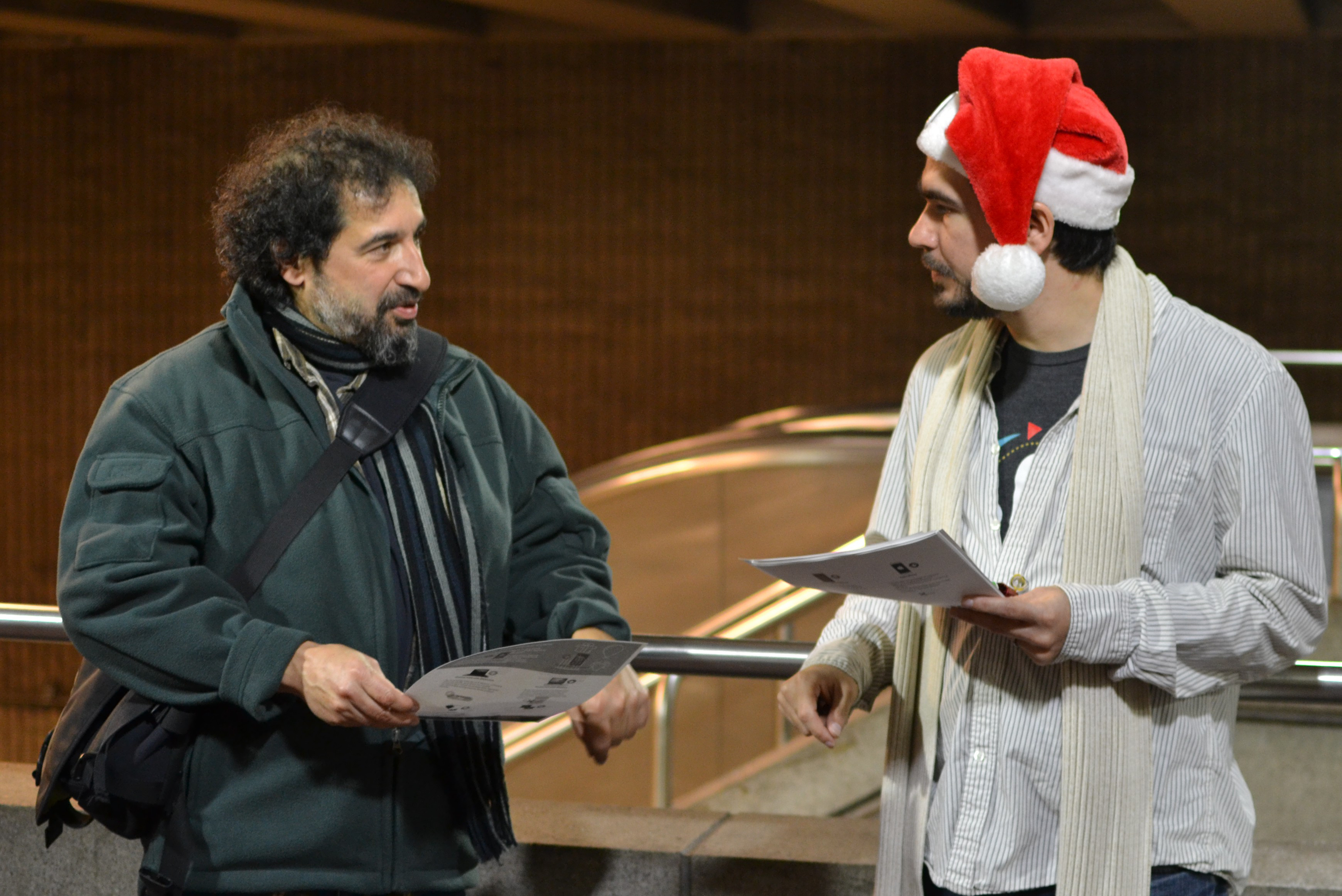 FSF system administrator Ruben Rodriguez chats with a passerby at the FSF's Giving Guide Giveaway in Somerville, MA