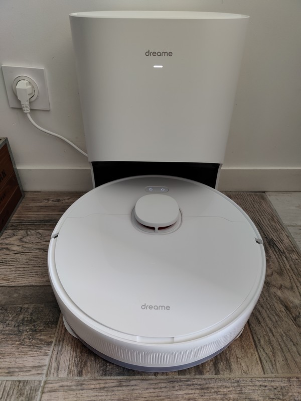 Dreame D10 Plus - Photo du robot avec la station