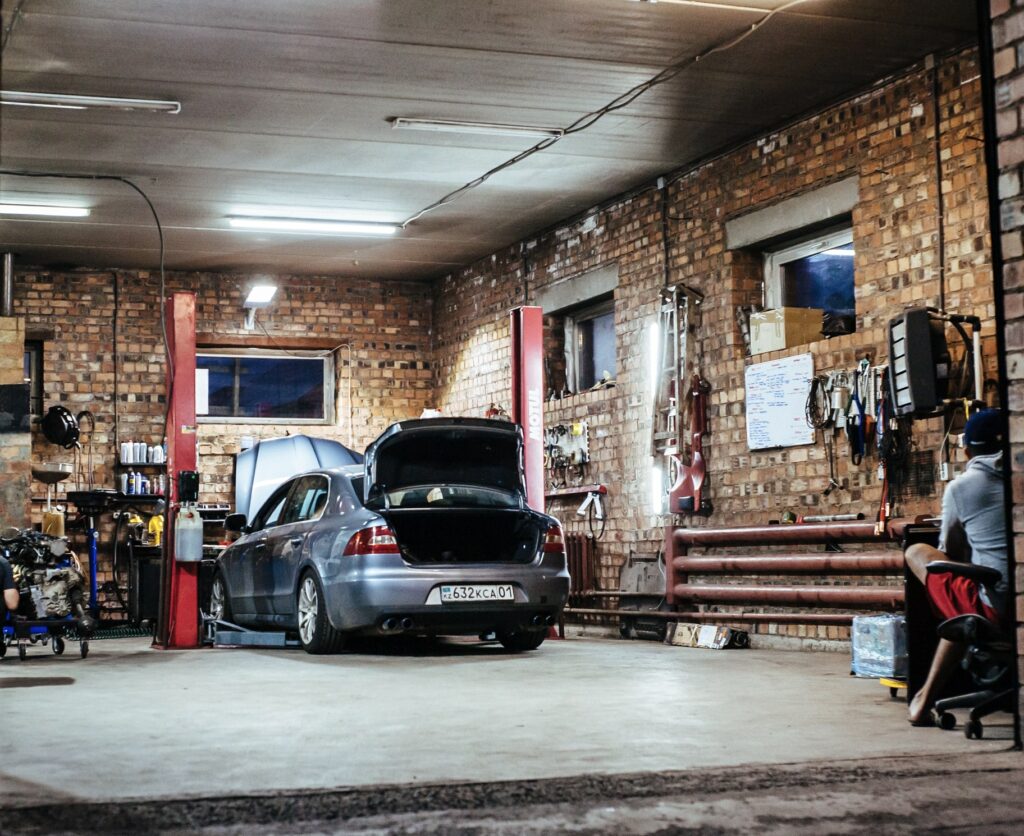 Une voiture dans un garage pour réparation