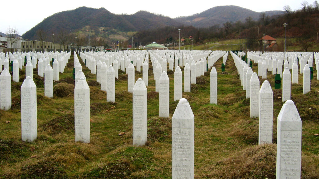 Tombes des victimes du massacre de Srebrenica (survenu en juillet 1995).
